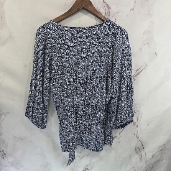 Talbots Shirt Womens Medium Blue White Wrap Printed Blouse Tie Navy 3/4 Sleeve - Picture 5 of 11